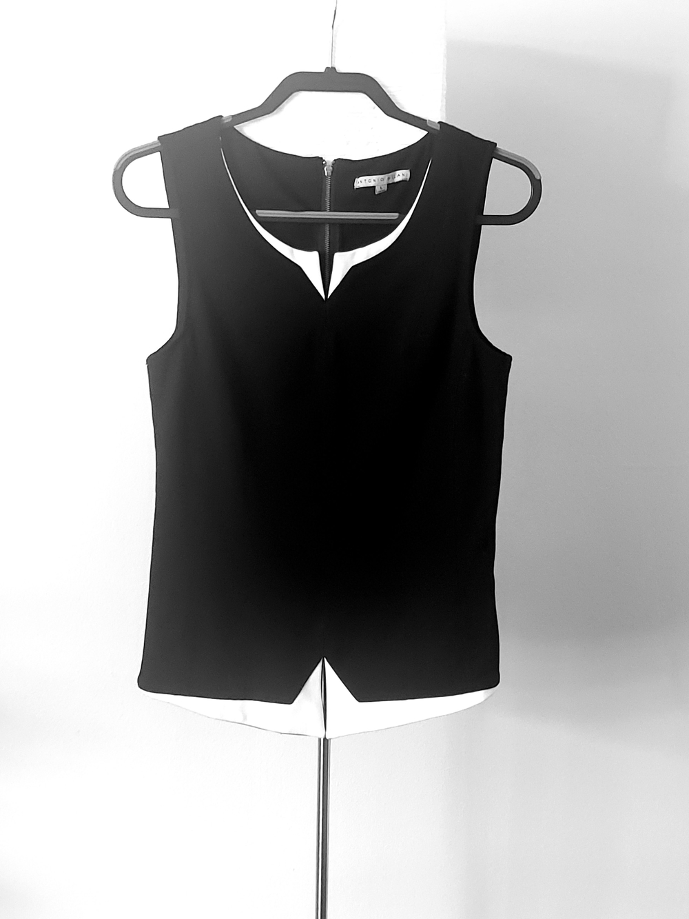 Antonio Melani Black & White Sleeveless V-Neck Shell Top – Size L